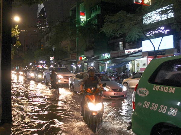 Triều cường đạt đỉnh, nhiều tuyến đường bị ngập ảnh 11